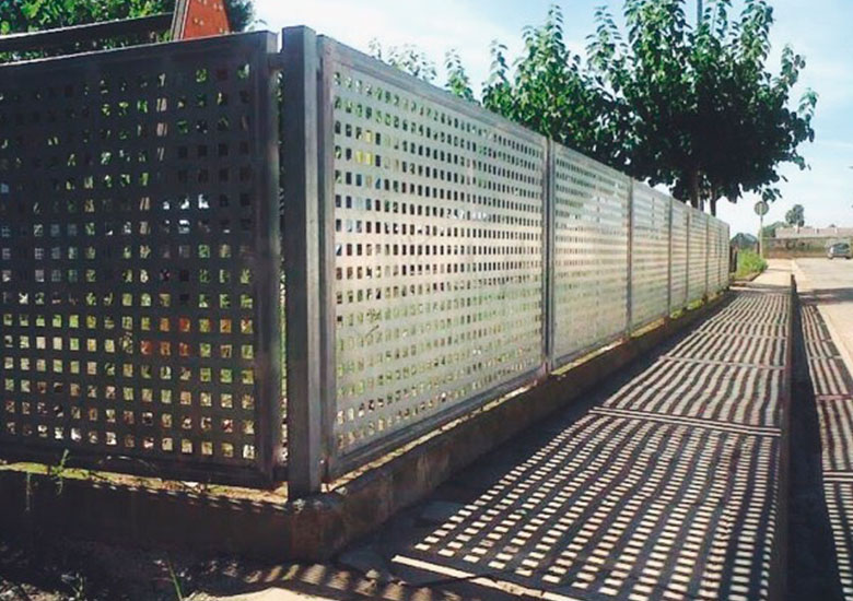 valla-de-chapa-perforada-cuadrada